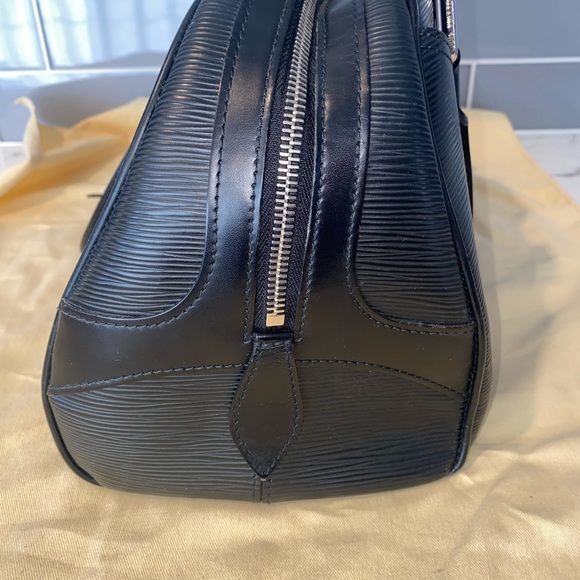 Louis Vuitton

Black Epi Leather Montaigne GM bag - Picture 3 of 7